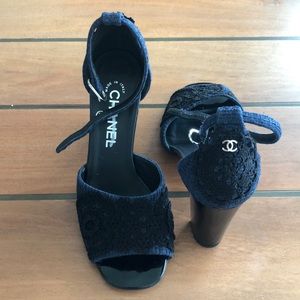 CHANEL block heel black/navy sandals. Size 7